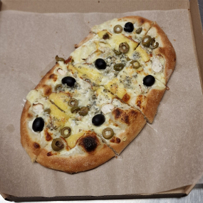 PODPECNÍK 4 DRUHY SYRA s olivami, potretý cesnakom 🥬 (1,7)