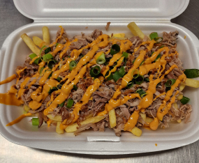 Bravčové trhané mäsko s hranolkami