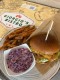 BRAVČOVÝ BURGER „PULLED PORK “S BATÁTMY A COLESLAW 