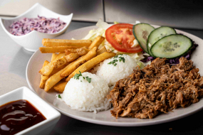 TRHANÉ BRAVČOVÉ MÄSO (PULLED PORK) 150 g - vyskladaj si podľa chuti.