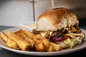 HOVÄDZÍ BURGER „PULLED BEEF“ 250g s DIP Hranolkami 150g A Horčicovo-medovou omáčkou MENU