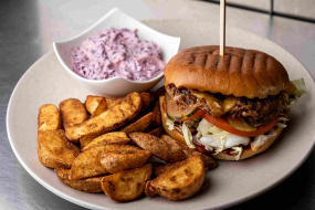 BRAVČOVÝ BURGER „PULLED PORK“ 200g s DIP hranolkami 150g a COLESLAW