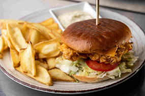 CHICKEN BURGER 220g s DIP hranolkami 150g a Tatárskou omáčkou