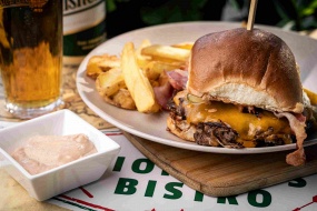 GIORGIO'S SMASH BRGR 250g s DIP hranolkamy 150g a BRGR omáčkou MENU