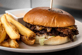 TRIPPLE SMASH BRIOCHE 260g s DIP hranolkami 150g a BRGR omáčkou MENU