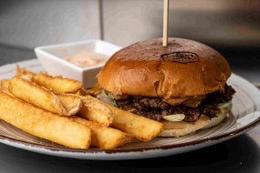 DOUBLE SMASH BRIOCHE 220g s DIP hranolkami 150g a BRGR omáčkou MENU