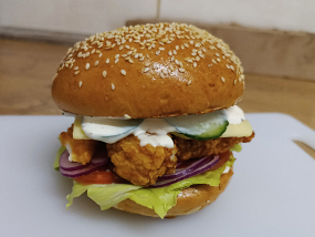 Burger s kuracími stripsami