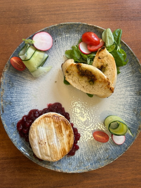 Grilovaný hermelín s brusnicami a bagetkami 