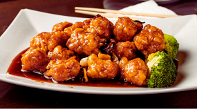 56. knusprig, gebettet auf dunkler süß-saurer Sauce mit scharfem Akzent 🌶️