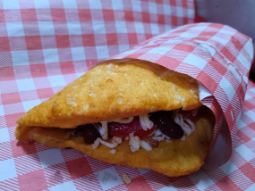 Piedone( szalonna,jalapeno, bab, paradicsom, hagyma, füstölt sajt) 