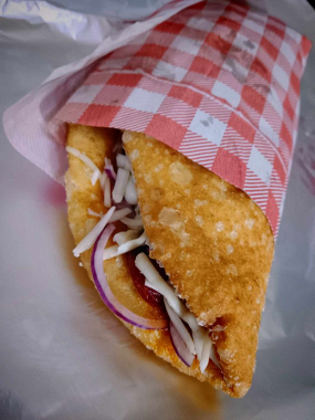 Füstölt (füstölt kolbász,lilahagyma, bacon, füstölt sajt)