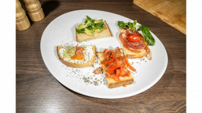 Bruschette cu roșii și usturoi