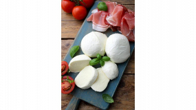 Crudo, mozzarella