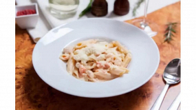 Pasta cu sos alb și piept de pui