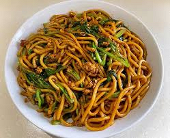 D5 Gebratene Nudeln mit Gemüse 