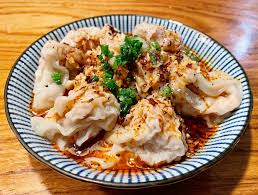 D4 Gefüllte Wonton mit Schweinefleisch und Shrimps in pikanter Suppe 