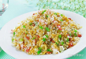 D2 Gebratener Reis aus Yangzhou mit grünen Bohnen, Karotten, Pilzen, Ei, Rindfleisch und Garnelen 