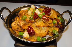 B33 Knusprige Kartoffelchips mit Paprika und Gewürzen 