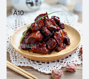 A10 In Honigsoße geschmortes Schweinerippchen und Pflaumen 