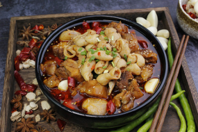 B7 Frisches Hühnerfleisch und marinierte Schweinedarm, gebraten mit Chili, Taro und Gewürzen 