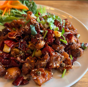 B8 Gehackte Hähnchenschenkel, gebraten mit Chili 