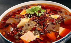 B21 Rinderkutteln, Entenblut, Schweinefleisch und Gemüse in einer würzigen Suppe nach Sichuan-Art 