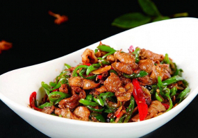 B22 Gebratenes Schweinefleisch mit Paprika 