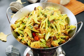 B25 Gebratener Blumenkohl und Schweinebauch 