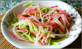 B02 Salată de castraveți  cu crab