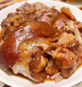 E06 Ciolan de porc în sos soia