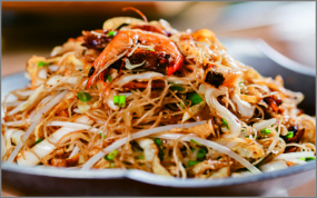 J06 Spaghete de orez cu legume și fructe de mare (sau pui/vită)