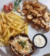 Kebab z frytkami i surówką