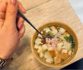 042. Cesnaková číra so syrom, šunkou a krutónmi