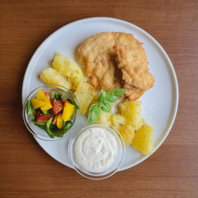 Kurací rezeň s varenými zemiakmi 