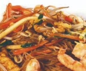 178. SPAGHETTI DI RISO CON GAMBERI*, VERDURE E UOVA