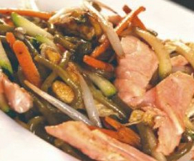 171. YAKI SOBA AL VERDE E SALMONE