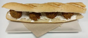 Bocadillo de falafel con salsa de yogur
