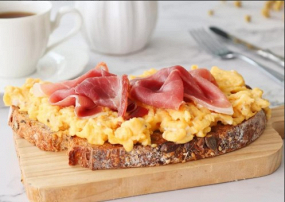 Tosta de huevo revuelto y jamón york.
