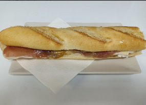 Bocadillo de jamón serrano con queso brie y cebolla asada eco.