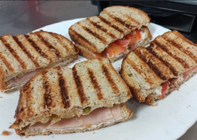 Sandwich de jamón york y queso y sandwich de jamón serrano y queso.