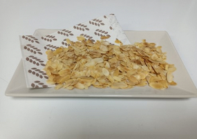 Almendras laminadas naturales tostadas al horno con un toque de sal.