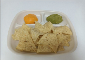 Nachos para compartir, con salsa de queso y guacamole.