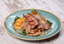 Cigánypecsenye sült tokaszalonnával, steak burgonyával, házi csalamádéval