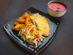 Meggyleves és baconos csirkemell