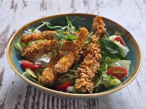 Corn Flakes bundás csirkemell falatkák saláta ágyon