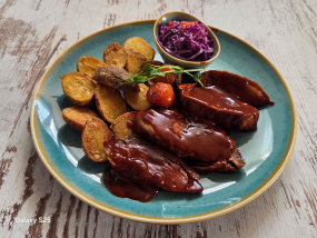 Barbecue Pecseny (250gr.) ropogós parázsburgonyával, Coleslaw salátával, BBQ szósz