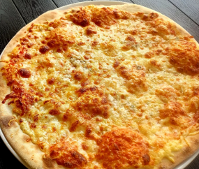 6. Pizza 4 druhy syra 33cm (1,7) 🥬