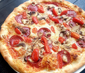 7. Pizza Salámová 33cm (1,7)