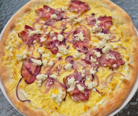 12. Pizza Bryndzová 33cm (1,7)