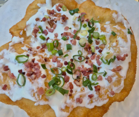 Bryndzový langoš (1,7,10)